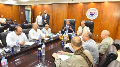 محافظ أسيوط يترأس اجتماع مجلس إدارة الغرفة التجارية ويؤكد تعزيز التعاون لجذب الاستثمارات