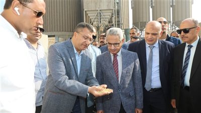 محافظ بني سويف يتفقد صوامع القمح ويشدد على سرعة صرف مستحقات المزارعين خلال موسم التوريد الحالي
