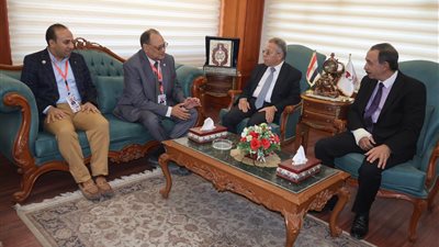 محافظ سوهاج يستقبل النقيب العام لأطباء مصر