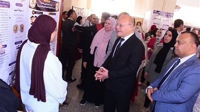 طلاب تربية سوهاج يناقشون أزمات التعليم بـ126 مشروعًا بحثيًا وحلول عملية
