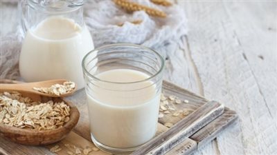 يسبب السمنة وتسوس الأسنان.. تحذيرات من الحليب النباتي على صحة الصغار