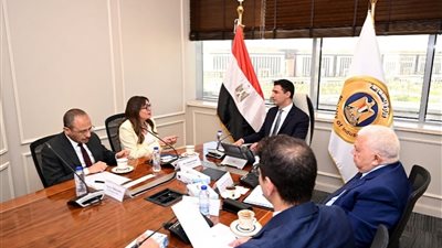 وزير الصناعة يلتقي مسؤولي شركة طاقة عربية لبحث مشروعات توزيع الكهرباء والغاز الطبيعي