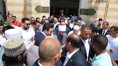 وزير الأوقاف ومحافظ القاهرة ونقيب الأشراف يؤدون صلاة الجمعة بمسجد السيدة نفيسة