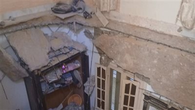 صادر له قرار ترميم.. إصابة 11 شخصًا إثر انهيار سقف حجرة بعقار في محرم بك بالإسكندرية |صور 