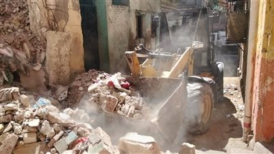 رئيس حي غرب الإسكندرية تتابع رفع 120 طن أتربة وإعادة فتح شارعين