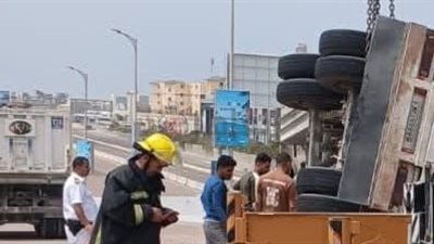 انقلاب مقطورة على كوبري سيدي عبد الرحمن بطريق مطروح - الإسكندرية 