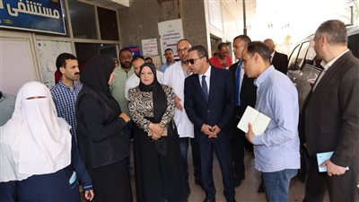 محافظ المنوفية يفاجئ مستشفى سرس الليان ويحيل 41 عاملا للتحقيق لتغيبهم عن العمل دون إذن