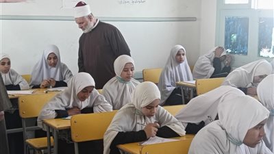 رئيس منطقة سوهاج الأزهرية يتابع امتحانات النقل الإعدادي