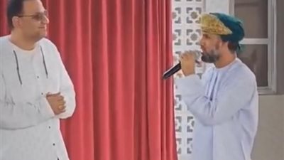 فاجأوه برسائل صوتية من عائلته وبحضور أبنائه للمدرسة.. مدرسة في عمّان تكرّم معلمًا مصريًا لتميّزه