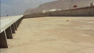 بالتزامن مع تحذيرات الأرصاد الجوية.. حملة مكبرة لتطهير مجرى السيل بطريق السخنة في السويس