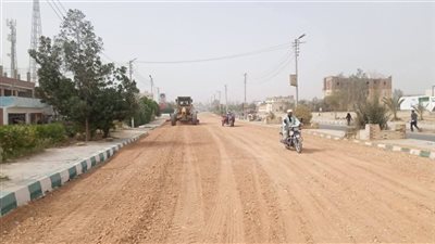 بتكلفة 15 مليون جنيه.. محافظ الوادي الجديد: بدء تنفيذ خطة رصف ورفع كفاءة الطرق بالفرافرة