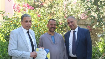 تكريم عامل خدامات خلال جولة لوكيل تعليم الجيزة    