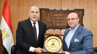 محافظ الفيوم ورئيس الجهاز التنفيذي لتعليم الكبار يبحثان آليات تعزيز التعاون المشترك