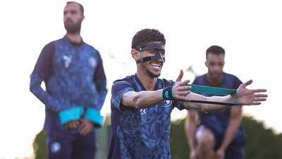 بعد جراحة الأنف.. قطة يشارك في تدريبات بيراميدز بالقناع الواقي 