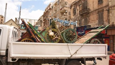 إنذارات للمحلات المخالفة وإزالة الأجزاء الخطرة العالقة بالعقارات.. تعرف على توجيهات نائب محافظ الإسكندرية خلال جولتها الميدانية
