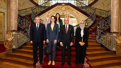 رئيس جامعة عين شمس يبحث مع سفيرة المجر تعزيز التعاون الأكاديمي وتبادل المنح الدراسية