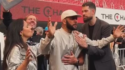 بعد خروجه من السجن.. داني ألفيس يلقي كلمة في فعالية دينية بحضور 35 ألف شخص على ملعب أتلتيكو مدريد