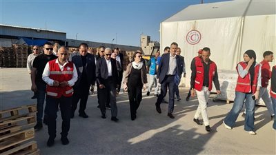 محافظ شمال سيناء يصطحب سفير بلجيكا لتفقد مخازن المساعدات المقدمة لغزة