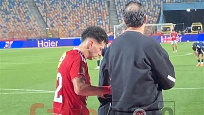 طبيب الأهلي: إمام عاشور تعرض لكدمة شديدة في الركبة.. وفحص للاطمئنان عليه
