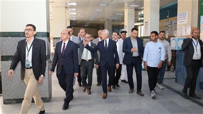 استعدادًا لتطبيق التأمين الصحي الشامل.. رئيس جامعة المنيا يتفقد تجهيزات مستشفى المخ والأعصاب وبنك الدم المركزي