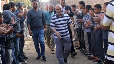 ممر شرفي بطول 1000متر.. طلاب ومعلمو مدرسة ببني سويف يودعون كبير المعلمين لبلوغه سن المعاش 