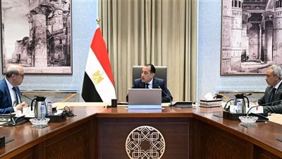 رئيس الوزراء يلتقي وزير الطيران المدني لمتابعة عددٍ من ملفات عمل الوزارة