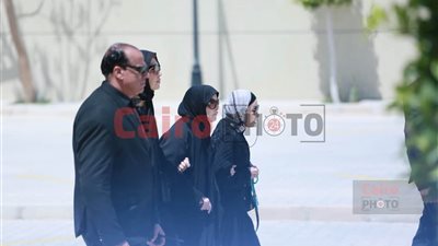 تستند على صديقاتها.. ميرفت أمين تشارك في جنازة هاني شاكر رغم وعكتها الصحية