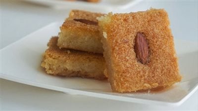 أسهل وصفة بالجرامات| طريقة عمل البسبوسة العادية بالزبادي.. سفيرة الحلويات الشرقية 
