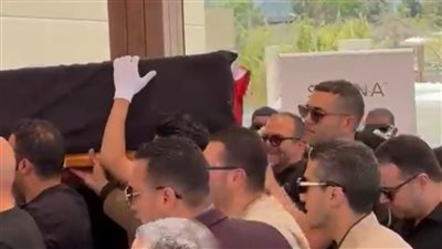 ملفوفًا بعلم مصر.. وصول جثمان أمير الغناء العربي هاني شاكر إلى مسجد أبو شقة استعدادًا لصلاة الجنازة