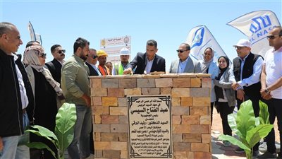 محافظ البحر الأحمر يضع حجر أساس المرحلة الثالثة لمشروع زراعة نبات الجوجوبا | صور