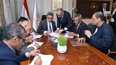 لتعزيز التواصل السياسي.. وزير التموين يلتقي بعدد من أعضاء مجلسي النواب والشيوخ