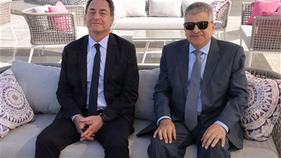 رئيس هيئة قناة السويس يبحث التعاون مع السفير الفرنسي ويتابع عبور 