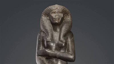 تمثال الملكة نفرت بالمتحف المصري.. أيقونة الجمال الملكي وروح الدولة الوسطى