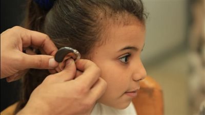 تسليم 40 سماعة طبية لأطفال ضعاف السمع بمستشفى الأزهر الجامعي بأسيوط
