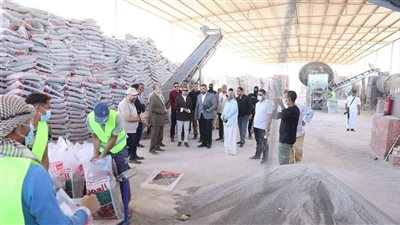الأول من نوعه بالمحافظة.. محافِظة الوادي الجديد تتفقد مصنع إنتاج الأسمدة الفوسفاتية بالمنطقة الصناعية بالخارجة