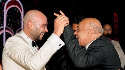 حاتم صلاح يرثي والده: بوسوا إيد أبهاتكم وأمهاتكم