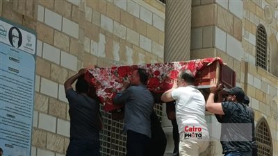 وصول جثمان والدة الموزع جلال فهمي لـ مسجد الحصري لأداء صلاة الجنازة