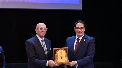 رئيس جامعة القاهرة يكرم الأديب محمد سلماوي