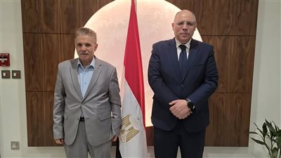 مصدر فخر واعتزاز لمصر.. السفير المصري بالكويت يلتقي والد الطالب مصطفى مبارك | صور