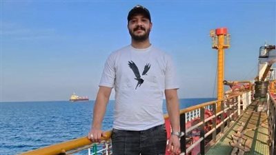 شقيق أدهم طباخ السفينة المحتجزة قبالة الصومال بعد فيديو البحارة المختطفين: والدتي منهارة بسبب غيابه
