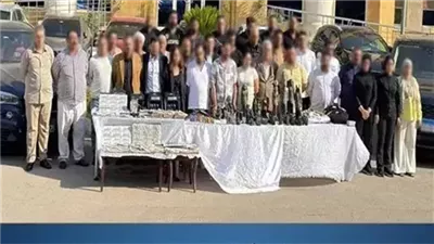 دولارات مزيفة وملابس أميرية وأسلحة.. ماذا وجدت الأجهزة الأمنية بحوزة المتهمين بتكوين تشكيل عصابي للنصب بأكتوبر؟ 