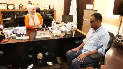 عميدة إعلام القاهرة تكرم الطالب محمد إيهاب    