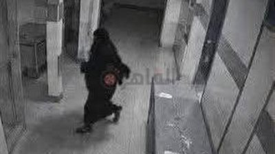 أوهمتهم بأنها ممرضة وهربت به.. أول صورة للسيدة المنتقبة خاطفة رضيع من عيادة خاصة بقنا