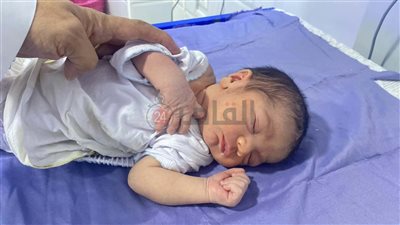 الرضيع بعد عودته لأحضان أسرته في قنا