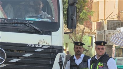 مرور إدفو ينفذ قرار تحركات سيارات النقل الثقيل داخل شوارع المدينة