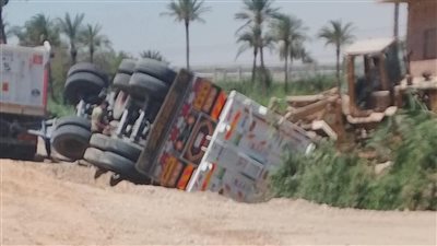 انقلاب سيارة نقل بمقطورة بطريق ترعة السويس دون إصابات