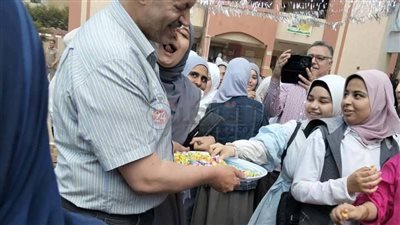 توزيع شوكولاتة للطالبات