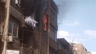 مصرع شخص وإصابة 4 آخرين في حريق شقة بإمبابة.. والحماية المدنية تحاول السيطرة 