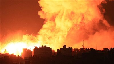 صغار يفقدون والدتهم.. مشاهد مؤلمة في غزة خلال العيد وسط استمرار الغارات على القطاع
