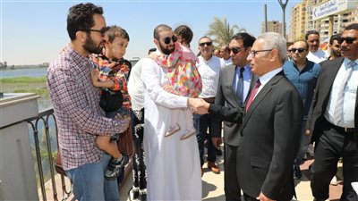 محافظ بني سويف يتفقد الممشى السياحي بكورنيش النيل ويشارك المواطنين فرحتهم بعيد الأضحى 